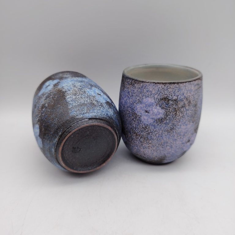 Coppia di tazze in ceramica Kyoyaki con motivo floreale Nanban