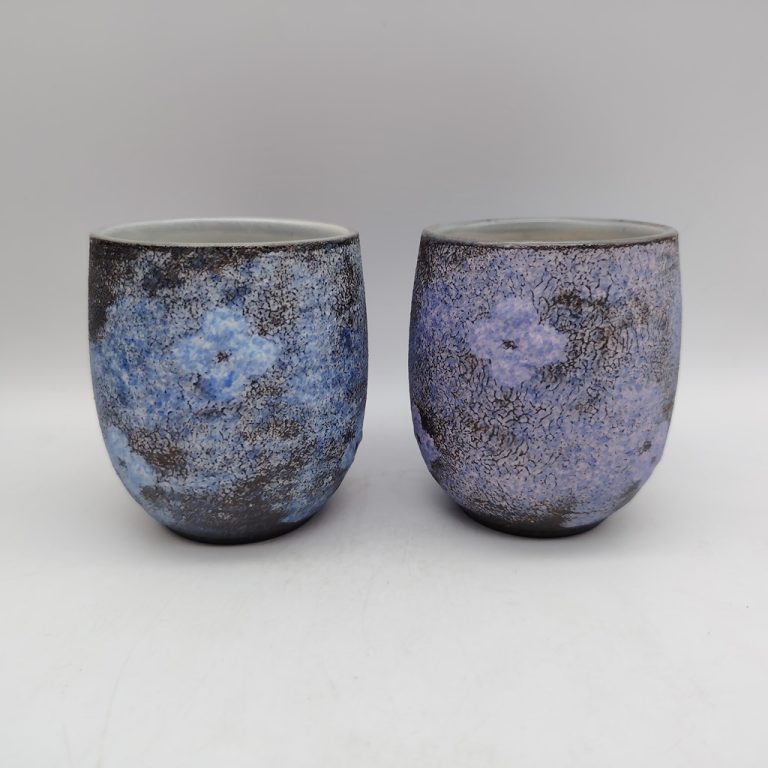 Coppia di tazze in ceramica Kyoyaki con motivo floreale Nanban