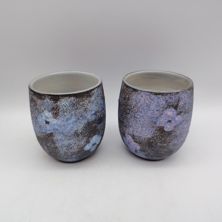 Coppia di tazze in ceramica Kyoyaki con motivo floreale Nanban
