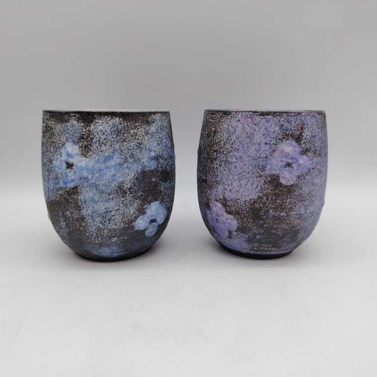 Coppia di tazze in ceramica Kyoyaki con motivo floreale Nanban