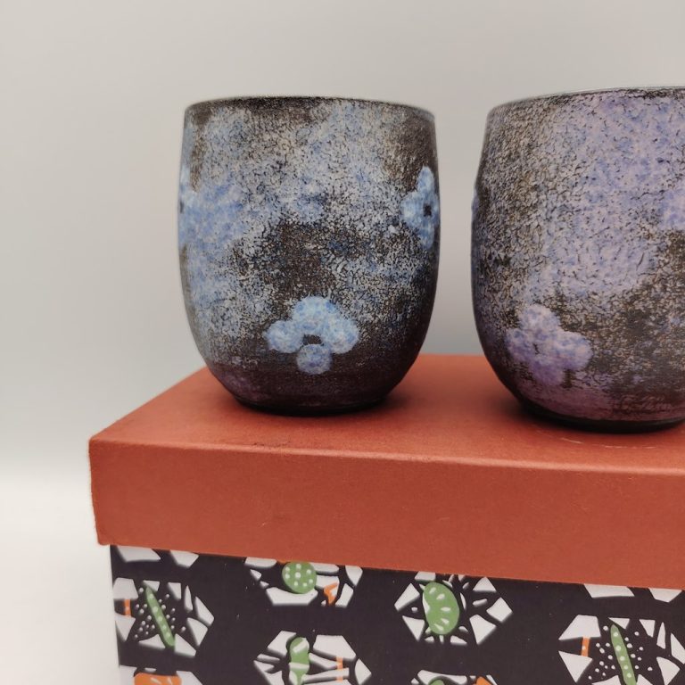 Coppia di tazze in ceramica Kyoyaki con motivo floreale Nanban