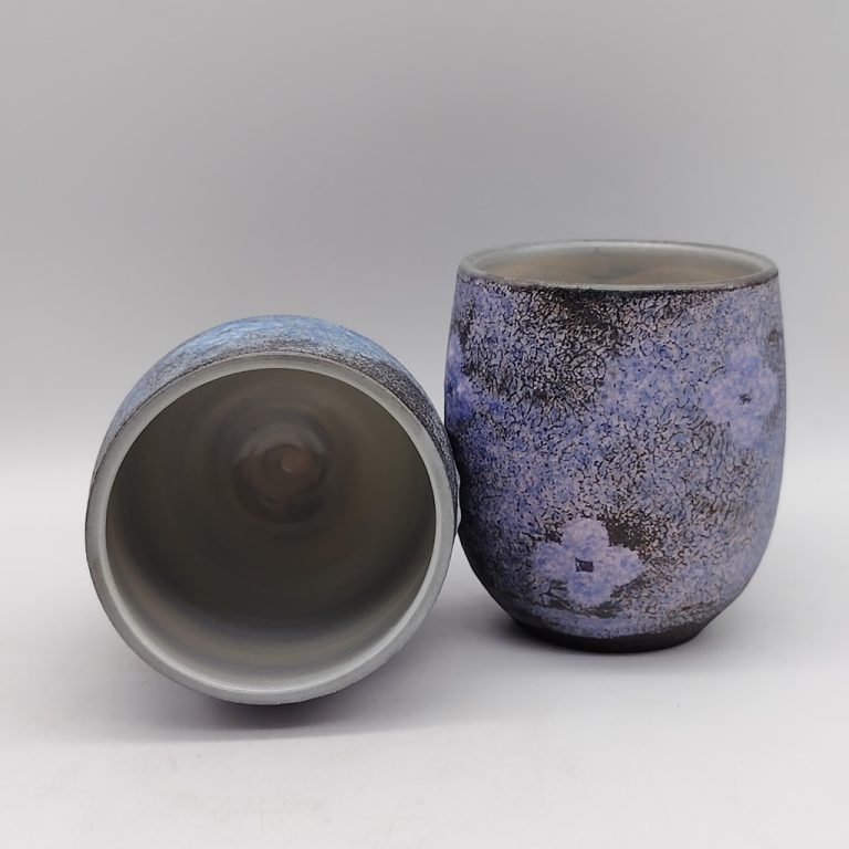 Coppia di tazze in ceramica Kyoyaki con motivo floreale Nanban