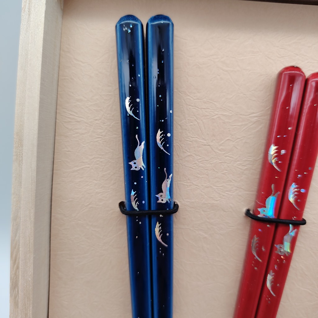 Coppia di bacchette "neko" con poggia-hashi e scatola in legno