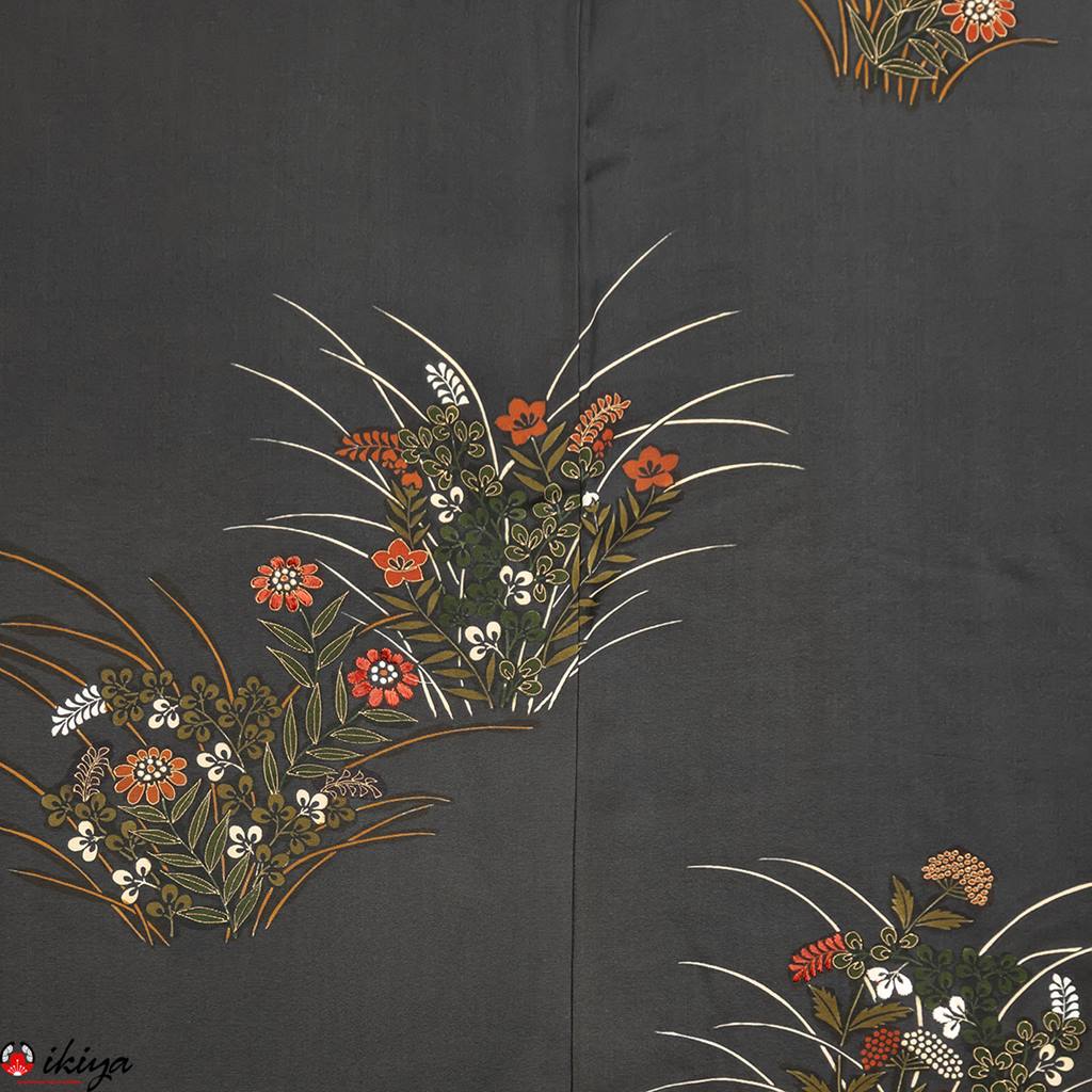 Haori da donna formale in seta nera con fiori autunnali