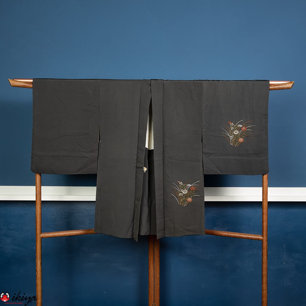 Haori da donna formale in seta nera con fiori autunnali