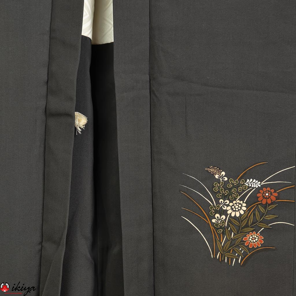 Haori da donna formale in seta nera con fiori autunnali