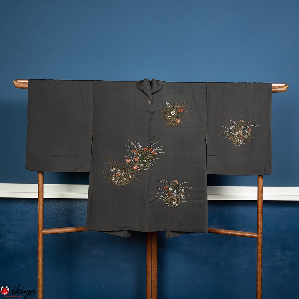 Haori da donna formale in seta nera con fiori autunnali