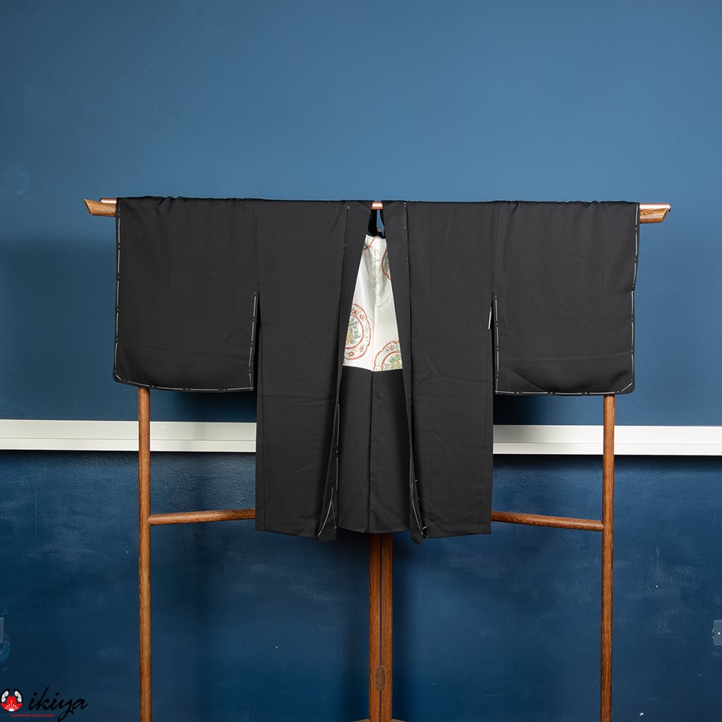 Haori da donna formale in seta nera con "shirito bukuro"