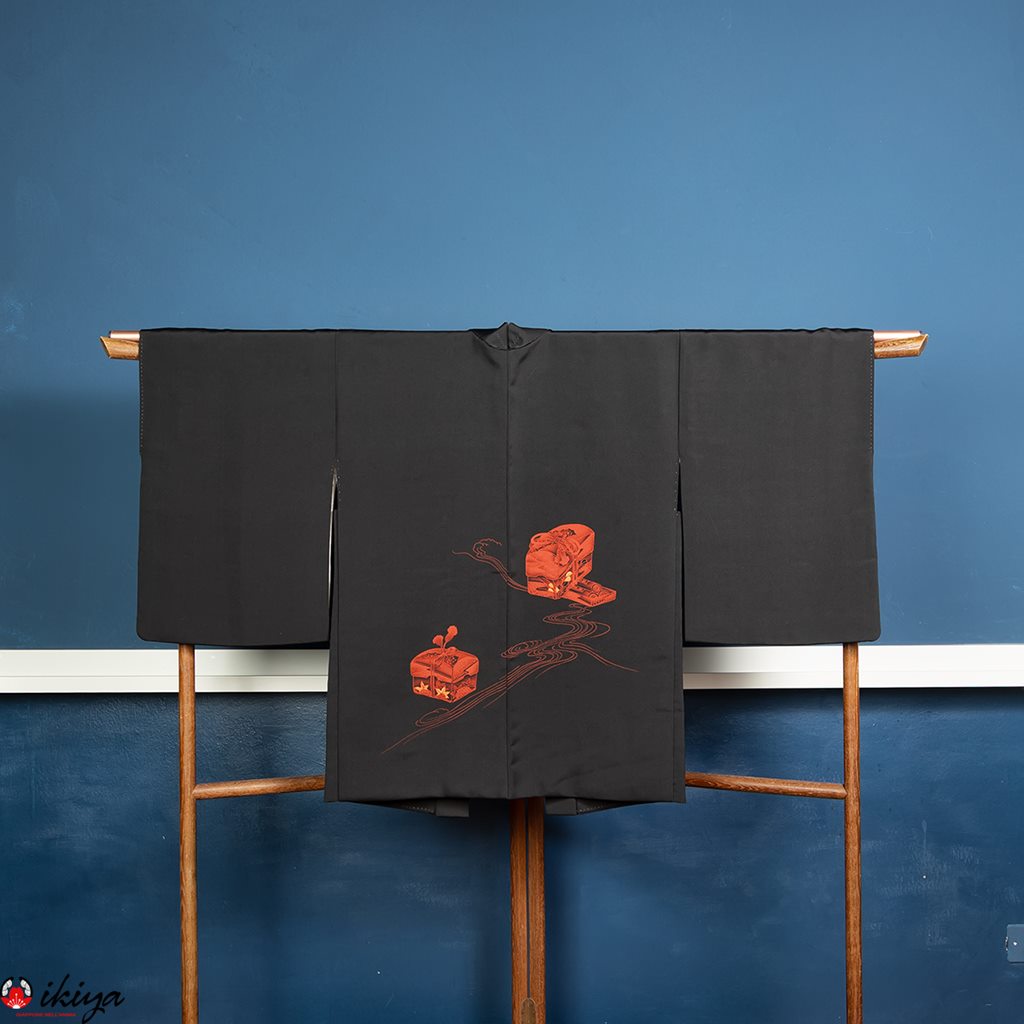 Haori da donna formale in seta nera con "fumibako"