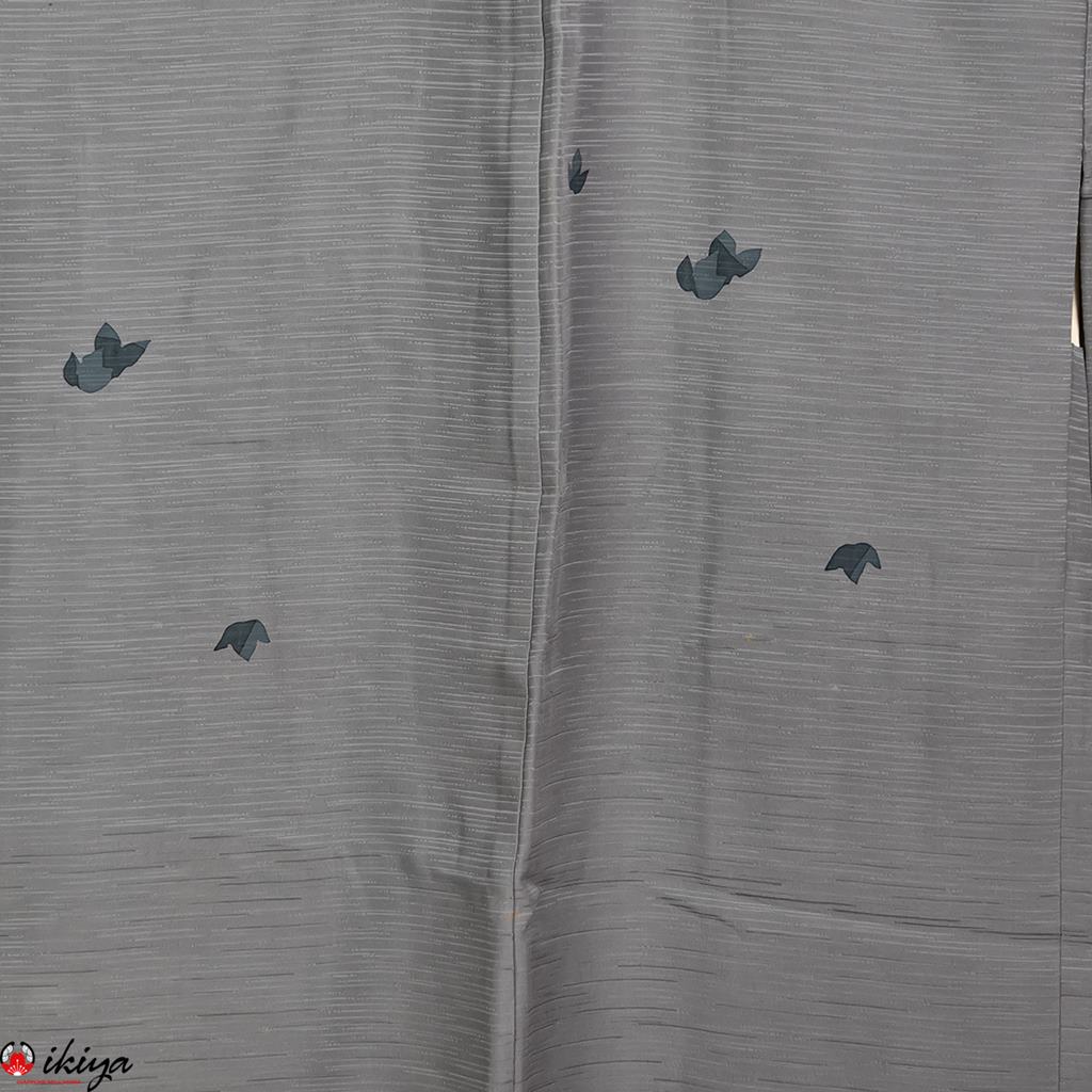 Haori da donna in seta azzurra con piccole foglie