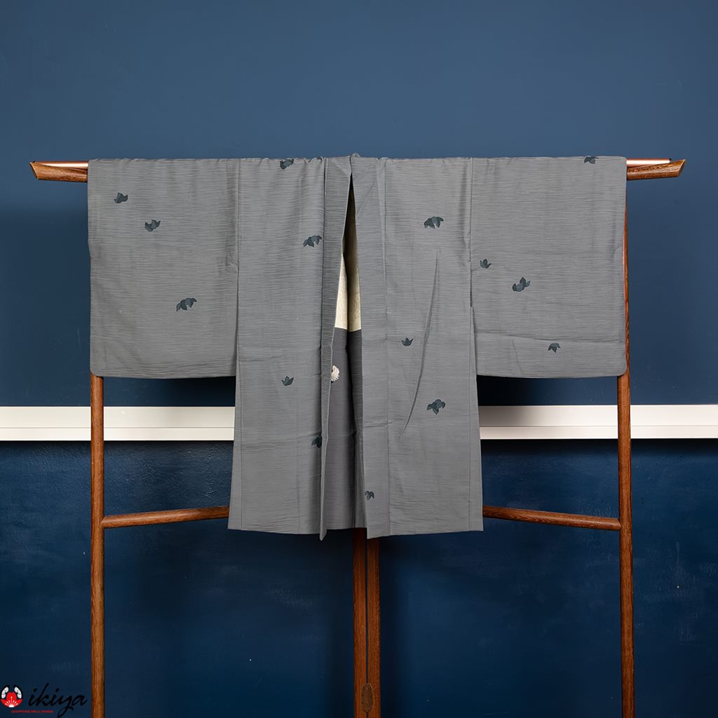 Haori da donna in seta azzurra con piccole foglie