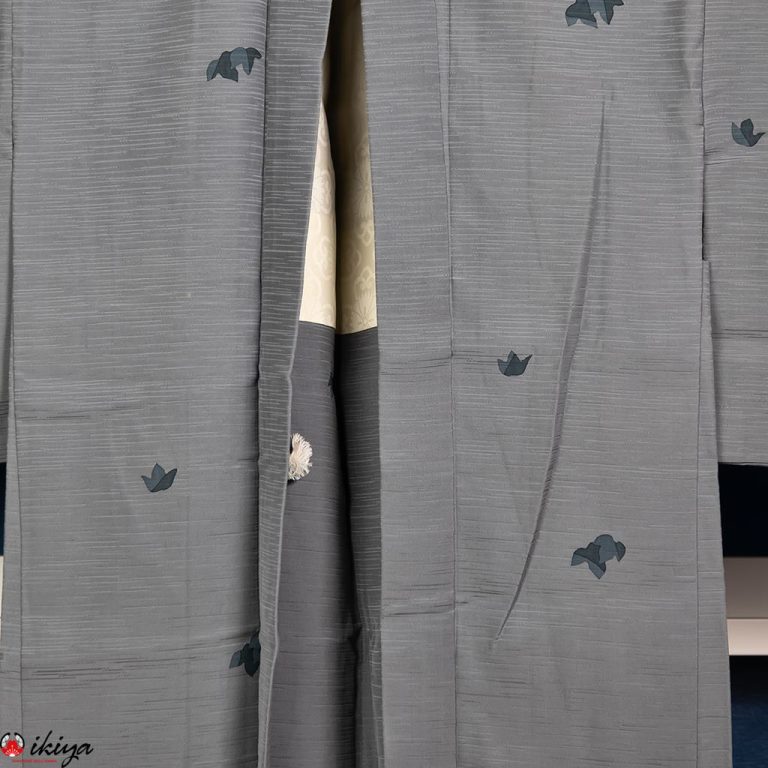Haori da donna in seta azzurra con piccole foglie