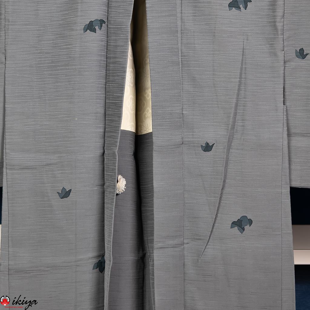 Haori da donna in seta azzurra con piccole foglie