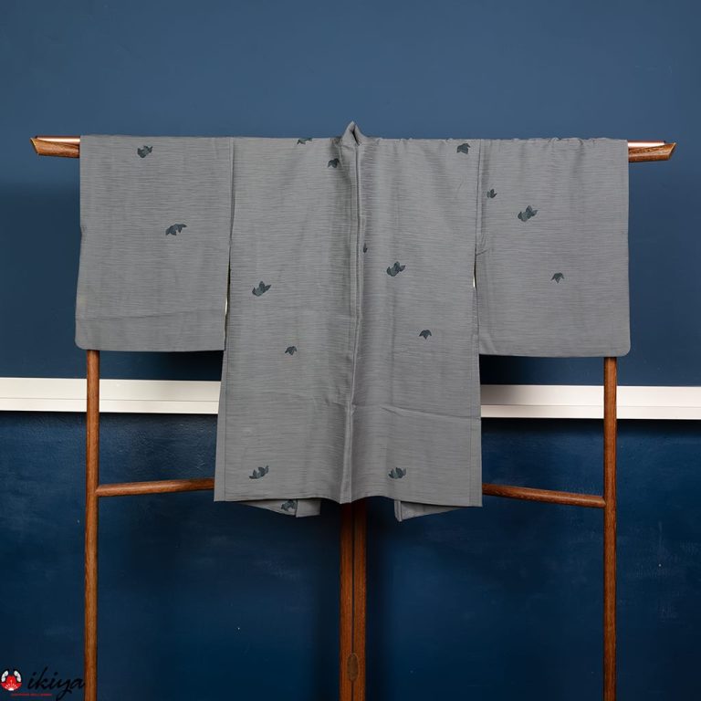 Haori da donna in seta azzurra con piccole foglie