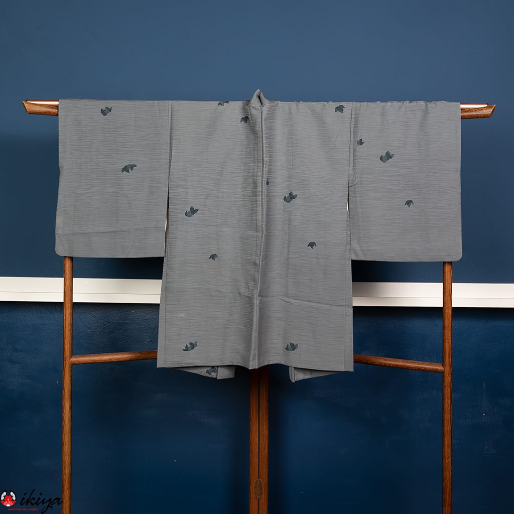 Haori da donna in seta azzurra con piccole foglie