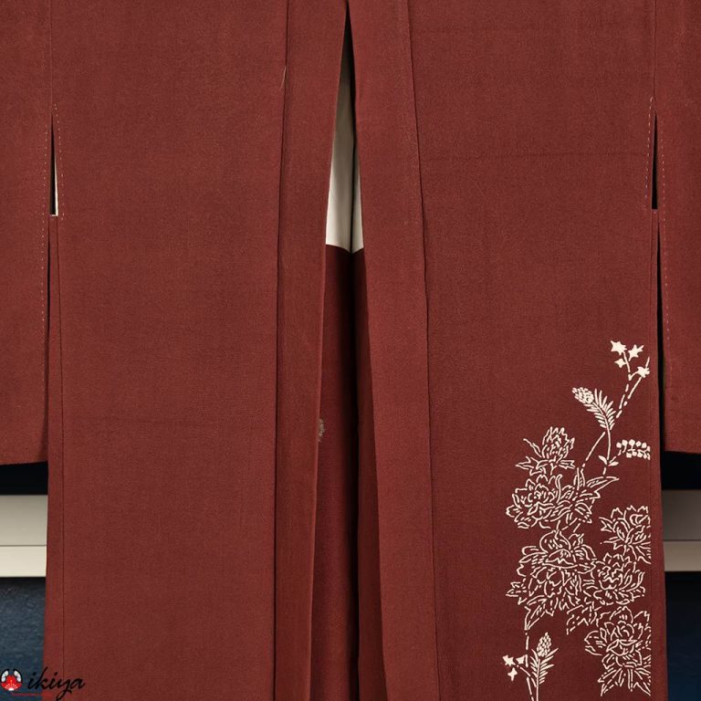 Haori da donna in seta "chirimen" rossa con rose selvatiche