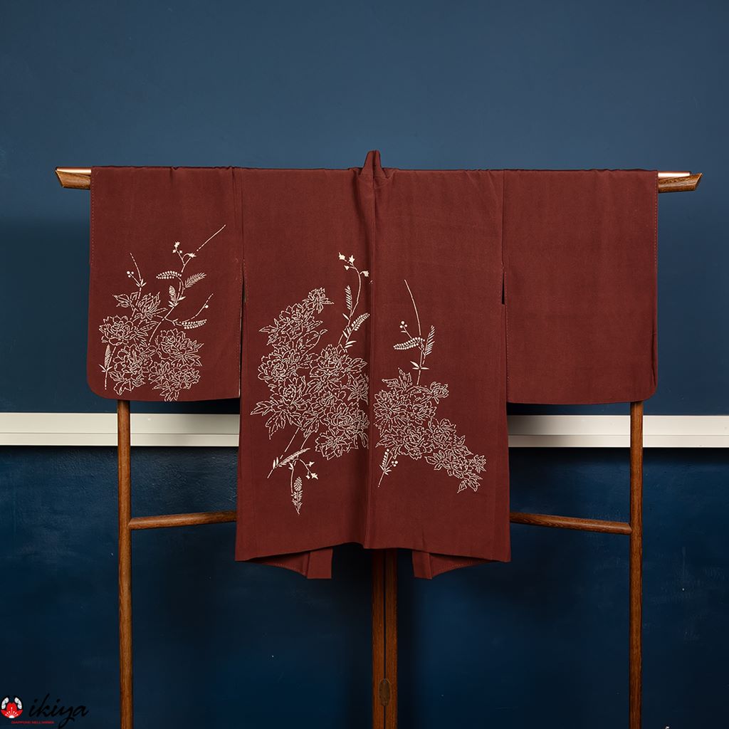 Haori da donna in seta "chirimen" rossa con rose selvatiche