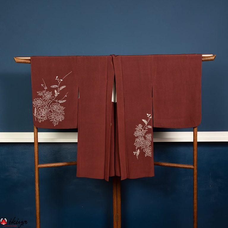 Haori da donna in seta "chirimen" rossa con rose selvatiche