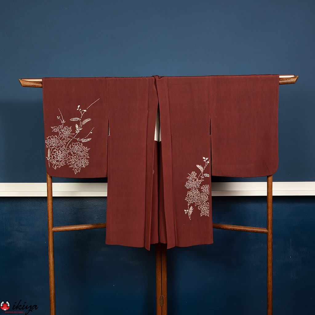 Haori da donna in seta "chirimen" rossa con rose selvatiche