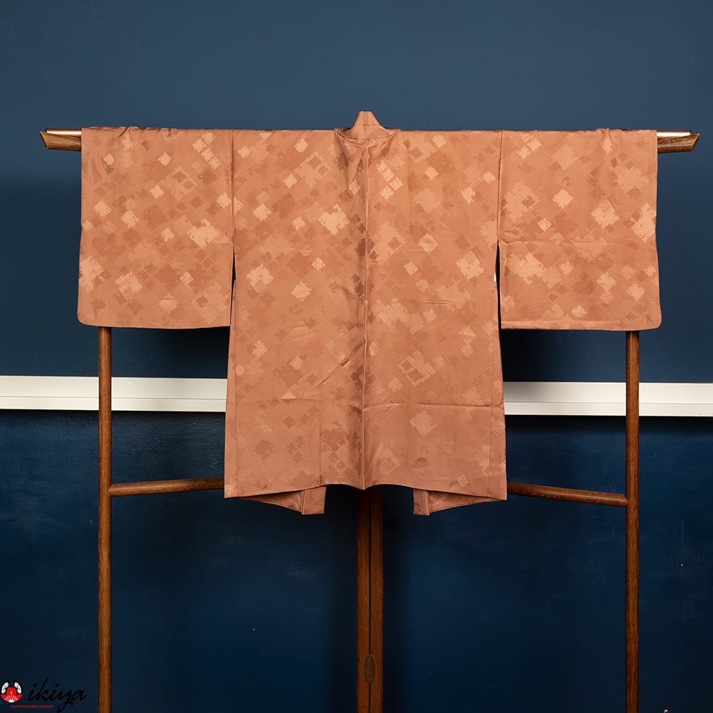 Haori da donna in seta "rinzu" rosa antico con motivo geometrico