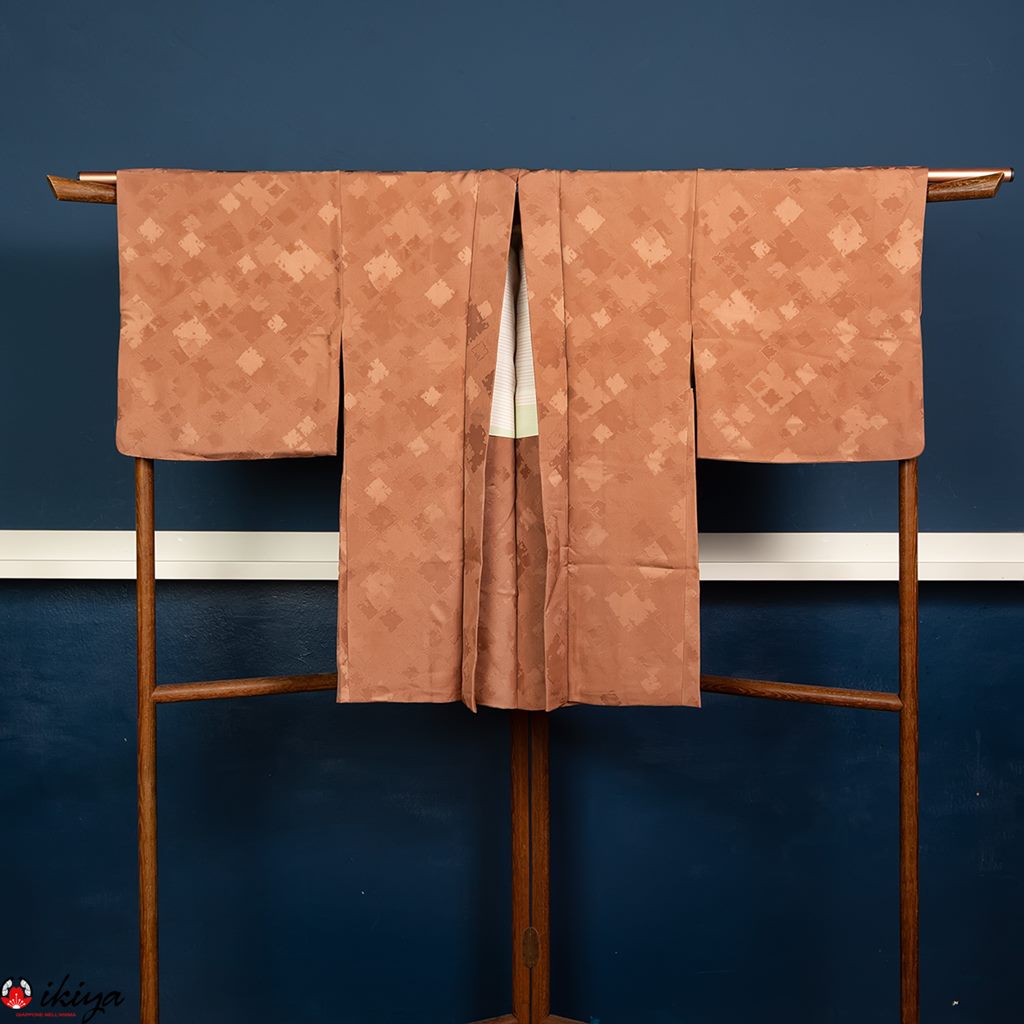 Haori da donna in seta "rinzu" rosa antico con motivo geometrico