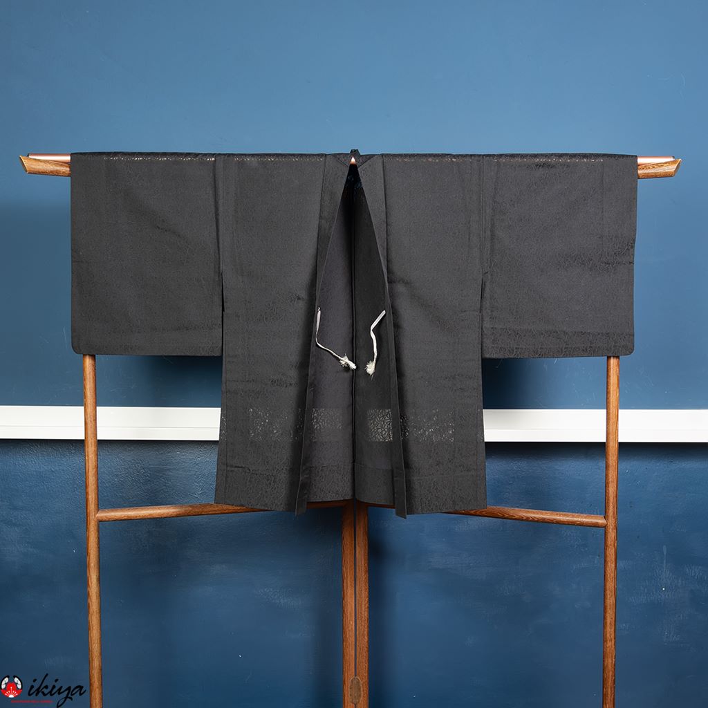 Haori da donna in seta "sha" nera decorata