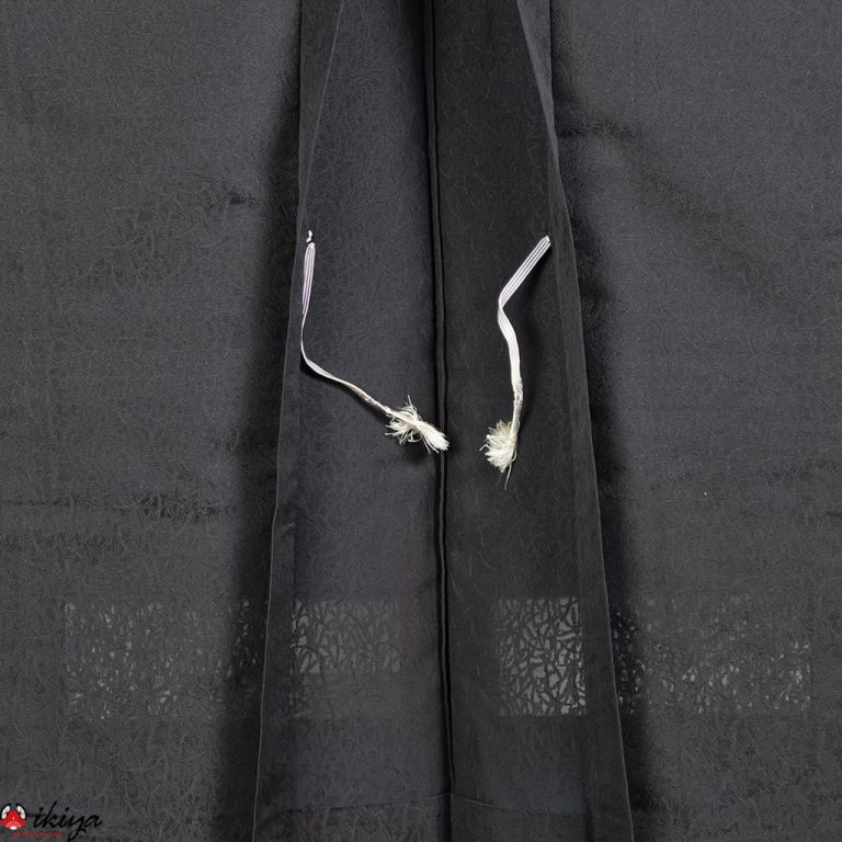 Haori da donna in seta "sha" nera decorata