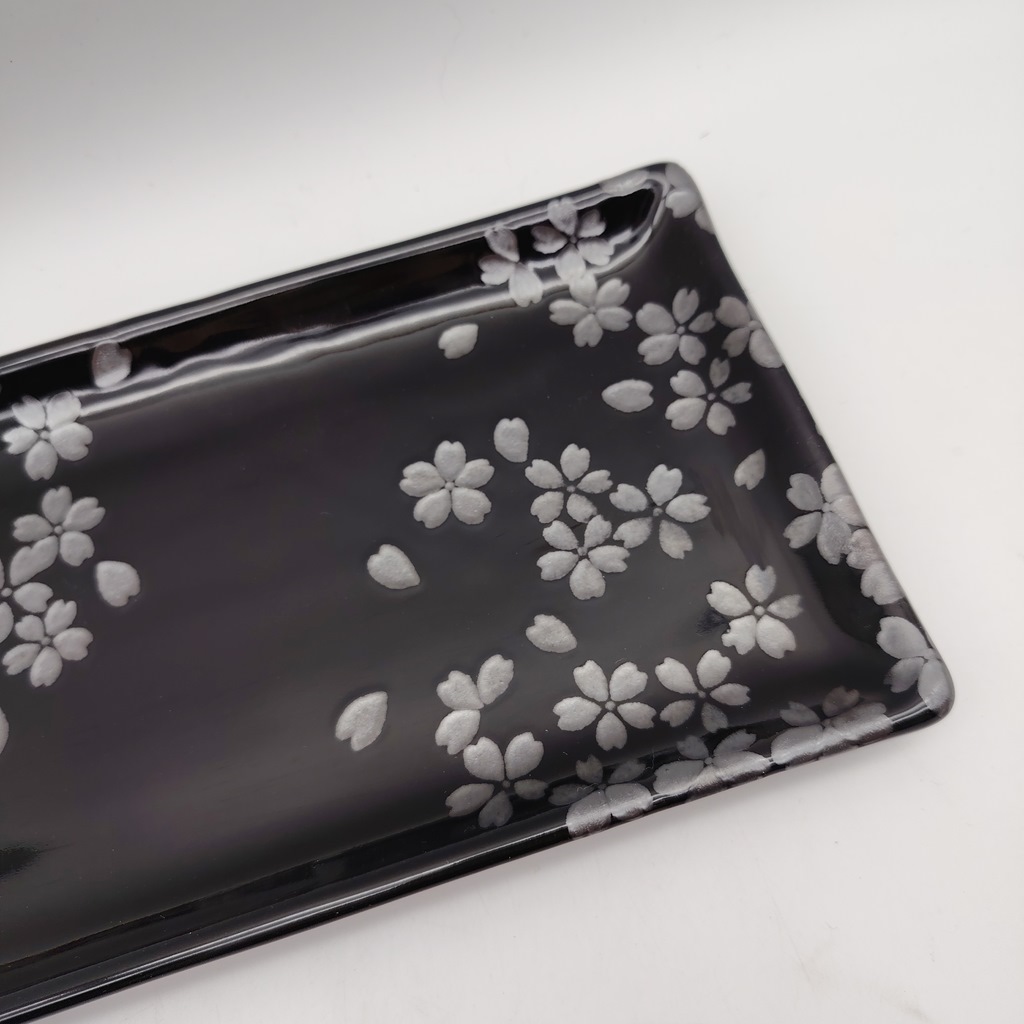 Piatto rettangolare da sushi nero con sakura