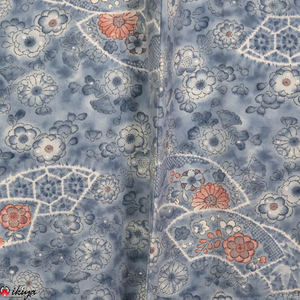 Haori da donna in seta azzurra con fiori e ventagli