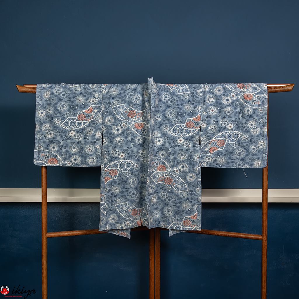 Haori da donna in seta azzurra con fiori e ventagli