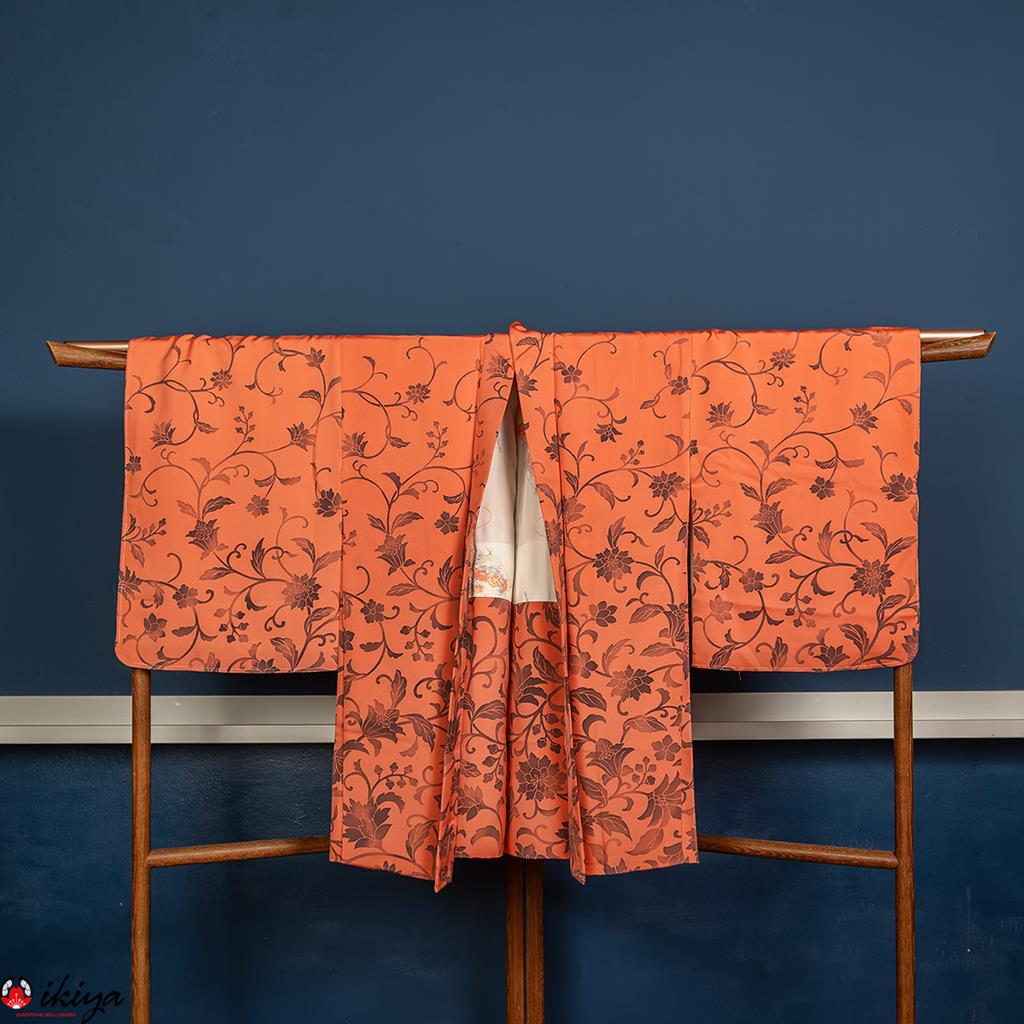 Haori da donna in seta color salmone con arabeschi floreali