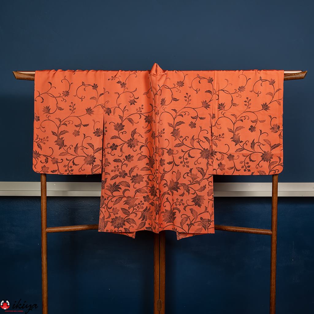 Haori da donna in seta color salmone con arabeschi floreali