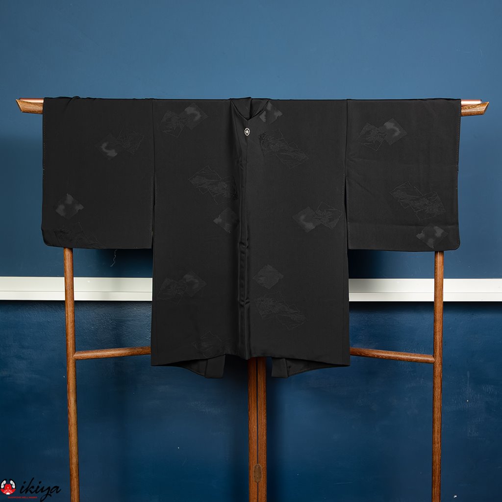 Haori da donna in seta "rinzu" nera con motivo di paesaggi