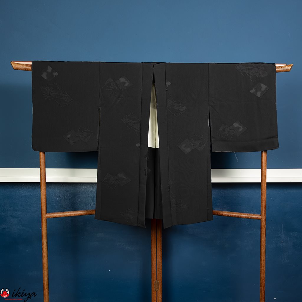 Haori da donna in seta "rinzu" nera con motivo di paesaggi