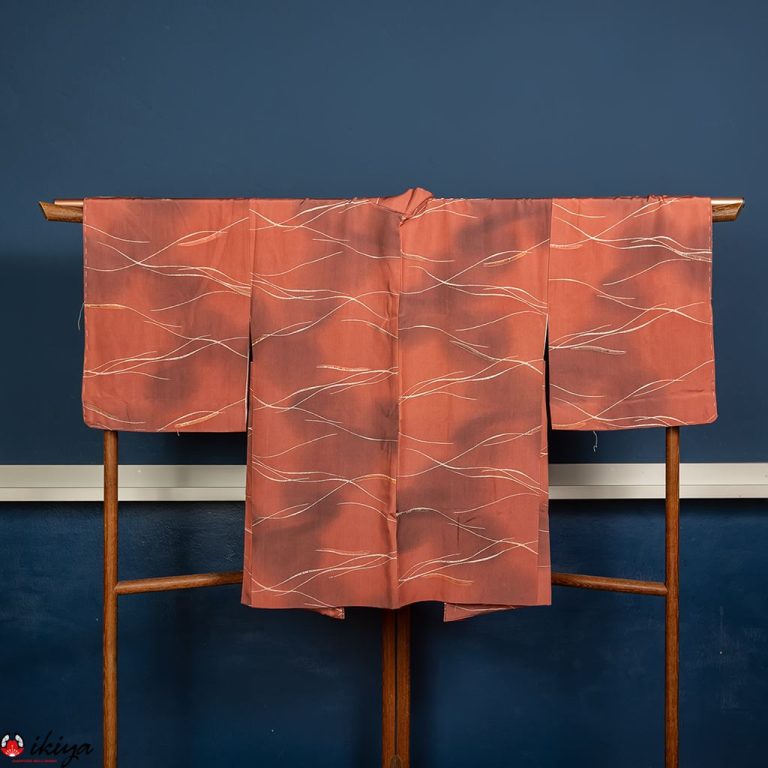 Haori da donna in seta rosa scuro con onde bianche