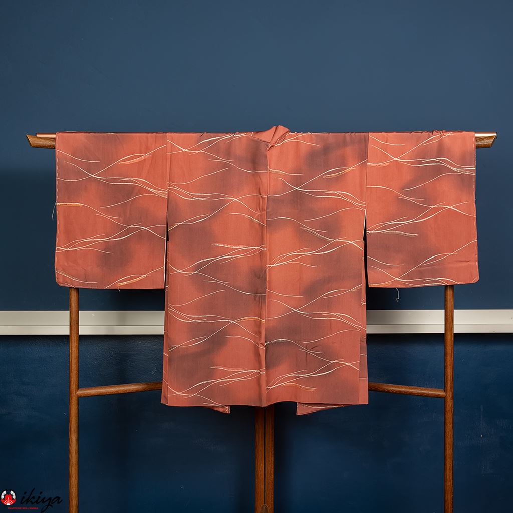 Haori da donna in seta rosa scuro con onde bianche