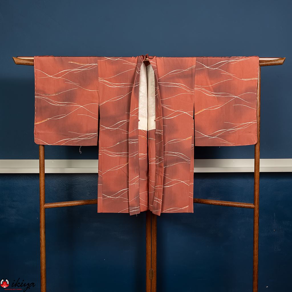 Haori da donna in seta rosa scuro con onde bianche