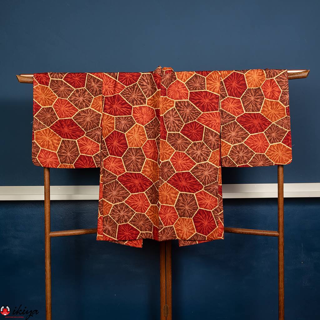 Haori da donna in seta rosso scuro con motivo geometrico