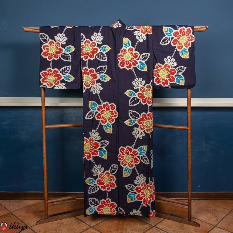 Yukata, kimono estivo blu indaco con rose colorate