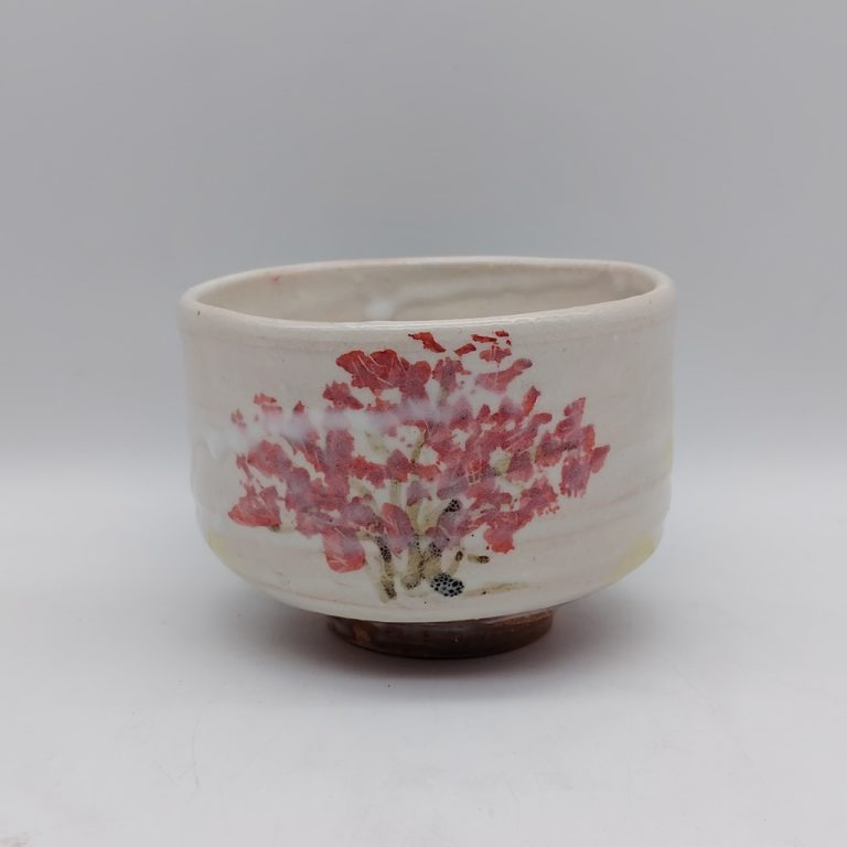 Tazza per tè matcha "chawan" in ceramica stile Hagi-yaki, opera del maestro Seigan Yamane, decorata con un albero rosso dipinto.