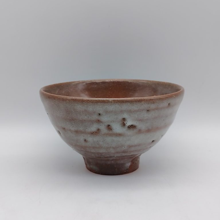 Tazza da matcha "chawan" in ceramica stile Hagi-yaki opera del maestro Sato Issai. Semplice e dai colori tenui terra/bianco