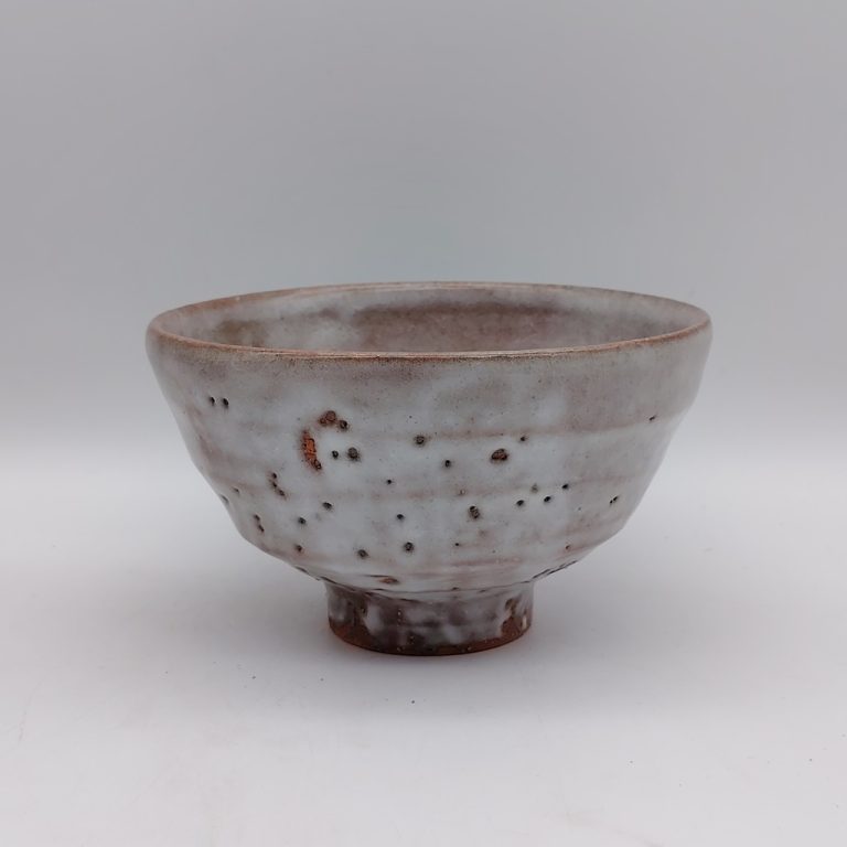 Tazza da matcha "chawan" in ceramica di Hagi, dai colori tenui terra-grigio, opera del maestro Sato Issai