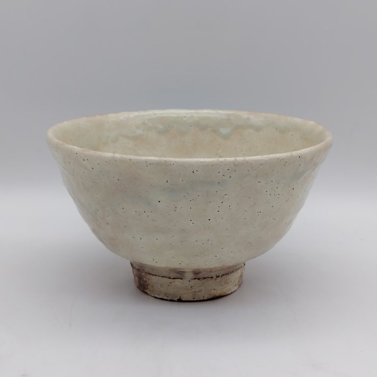Tazza da matcha "chawan" in ceramica Hagi, opera del maestro Setsuo Hara. Colore delicato sui toni del rosa e dell'azzurro