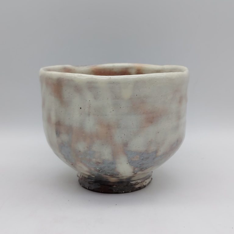 Tazza da matcha "chawan" in ceramica di Hagi del maestro Kunisuke Nakahara, caratterizzata da tinte tenui ad effetto "gohonte"