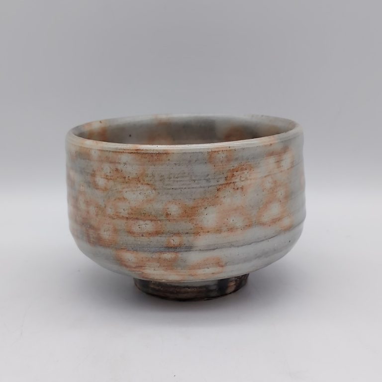 Tazza da matcha "chawan" in stile Hagi-yaki, opera del maestro Seigan Yamane. Ceramica color grigio con macchie rosate dette "gohonte".