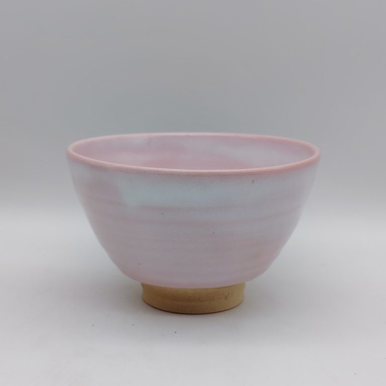 Tazza da matcha "chawan" in ceramica di Hagi di colore rosa chiaro, opera del maestro Seigan Yamane