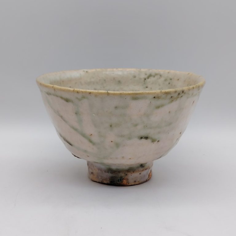 Tazza da matcha "chawan" in ceramica stile Hagi-yaki opera del maestro Seigan Yamane, di colore rosa chiaro con venature verdi.