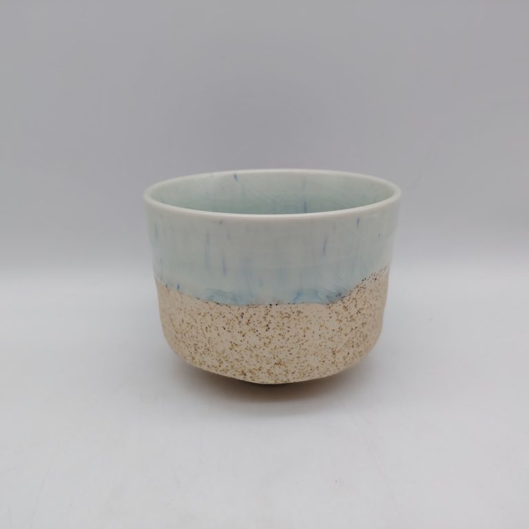 Tazza per il tè matcha artigianale "chawan", realizzata in ceramica color sabbia con smaltatura celeste.