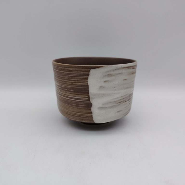 Tazza per il tè matcha artigianale "chawan", realizzata in ceramica color terra decorata con una pennellata bianca.