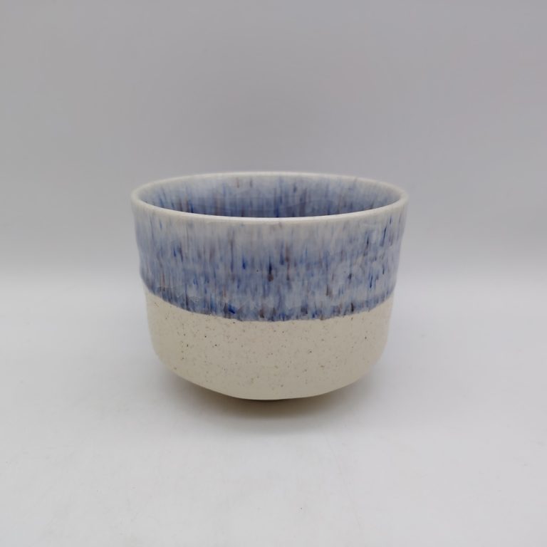 Tazza per il tè matcha artigianale "chawan", realizzata in ceramica color sabbia con smaltatura blu.